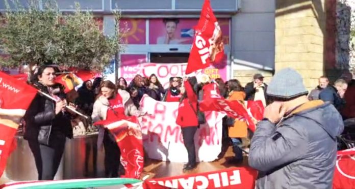 Una protesta dei lavoratori GDM davanti al centro commerciale Le Porte di Napoli