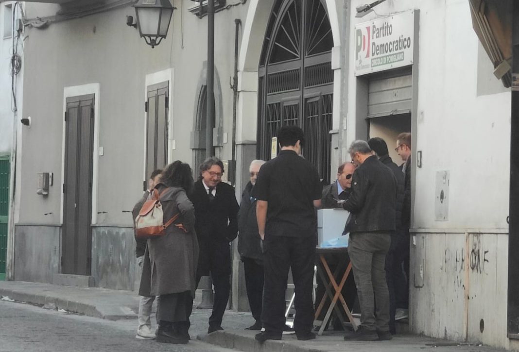Imbarazzo nel PD di Pomigliano: sede inaccessibile per una serratura cambiata