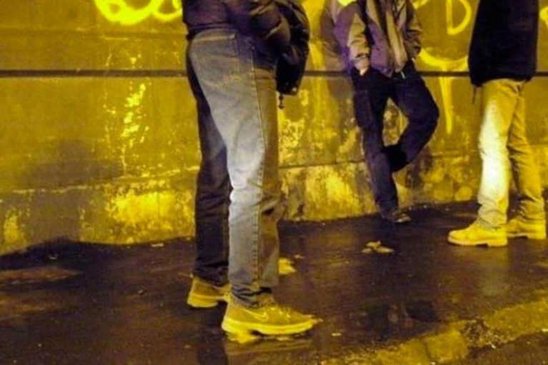 Episodi di bullismo ad Acerra, invocate multe per le famiglie: “Lo prevede regolamento”