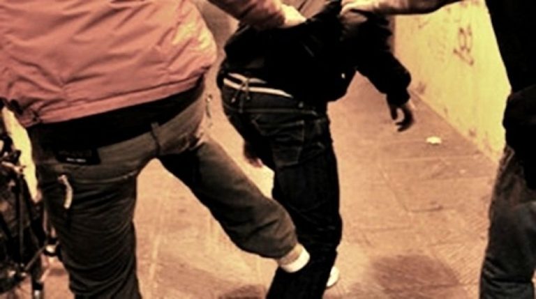 Pestato dal branco a 13 anni con mazze e tirapugni