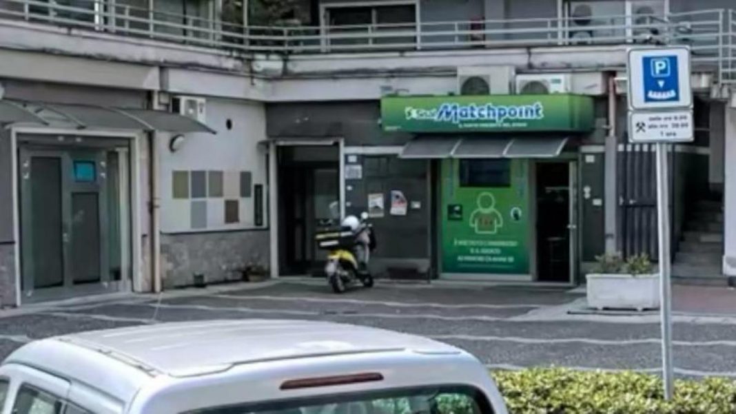 Si oppone a rapinatori e loro sparano contro la sala scommesse