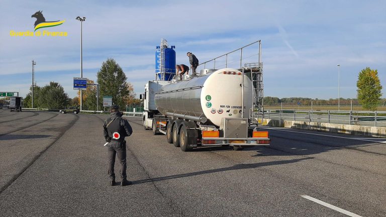 Finanza di Nola sequestra 155mila litri di gasolio di contrabbando, 4 nei guai