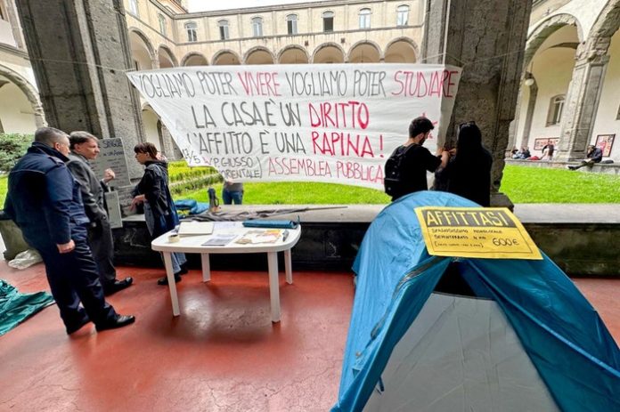 Napoli. Studenti in tenda a Porta di Massa contro il caro affitti