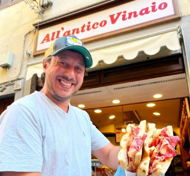 All’Antico Vinaio apre la nuova sede nel cuore di Napoli: scalata allo street food partenopeo