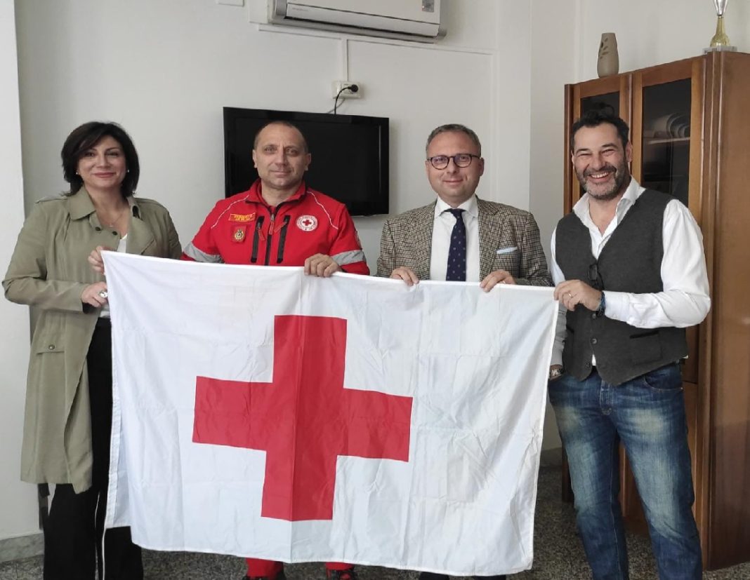Comune espone per una settimana bandiera della Croce Rossa: “Vicinanza e sostegno”