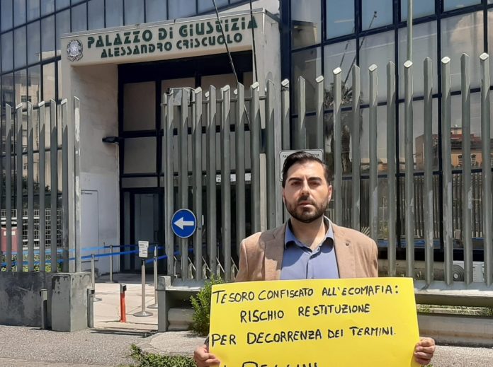 La protesta di oggi davanti al tribunale di Napoli da parte dell'ambientalista Alessandro Cannavacciuolo