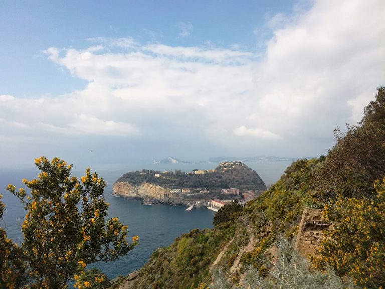 Il vero “Mare fuori” è una polveriera: 4 minori tentano la fuga a Nisida