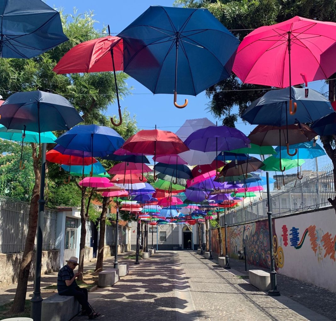 La strada degli ombrelli colorati diventa virale: premio per chi la promuove sui social