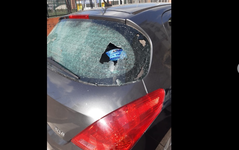 Ignoti distruggono l’auto di un vigile urbano