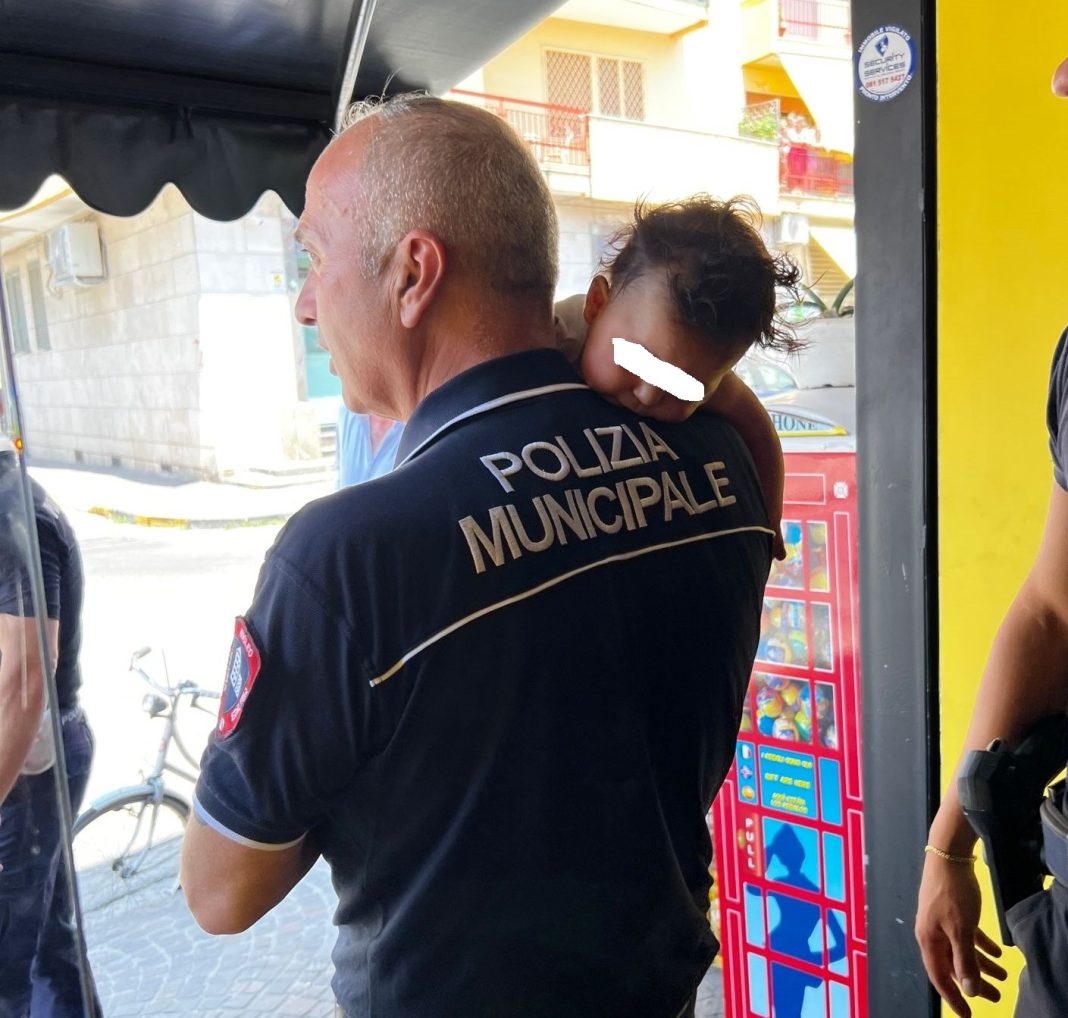 Pomigliano, neonato sta per soffocare: lo salva il comandante Maiello