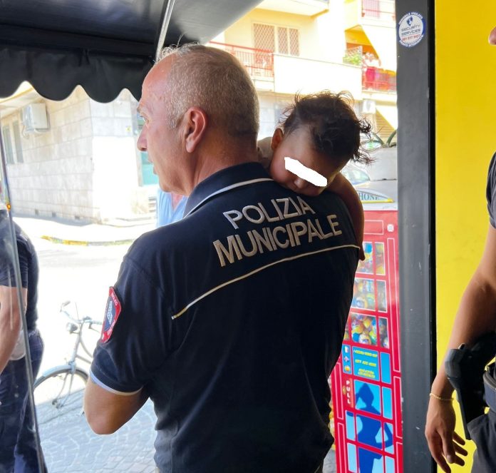 Il comandante Maiello mentre coccola il bimbo appena salvato