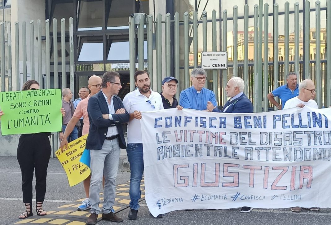 Sentenza sui beni dei Pellini: incendio doloso nel palazzo confiscato ad Acerra. Sit in al tribunale