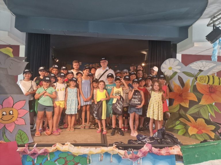 Sindaco di Somma al campo estivo della Montessori accolto da 50 bambini