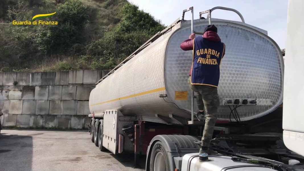 Mariglianella, blitz nel deposito di carburante: 4 ordinanze per contrabbando