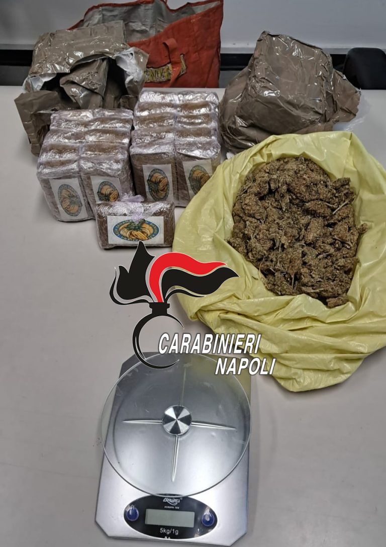 Nasconde oltre un chilo di droga sotto al letto e viene arrestata