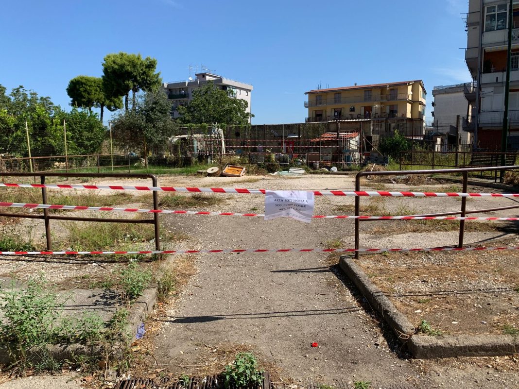 Blitz alle palazzine, fioccano denunce: abusi nella pista di pattinaggio