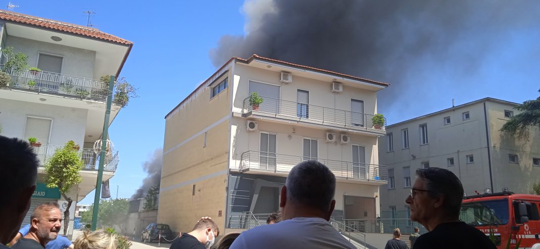 Nube nera in pieno centro: brucia tipografia a Volla