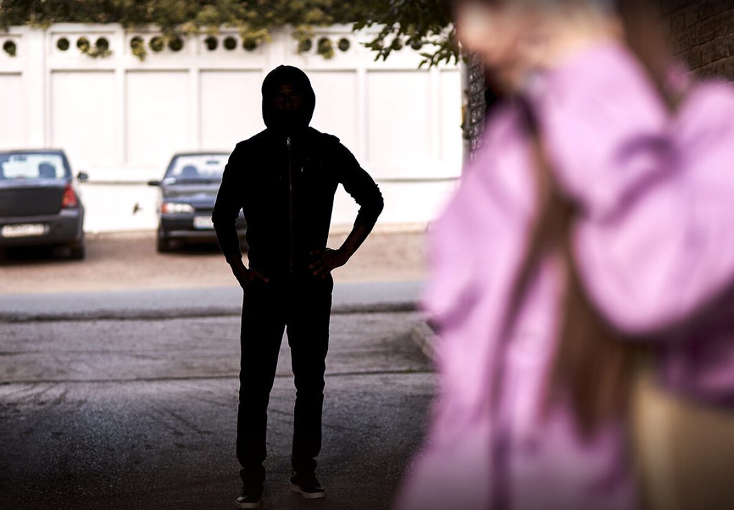 Si innamora di lei quando ha 8 anni e diventa il suo stalker fino ai 42