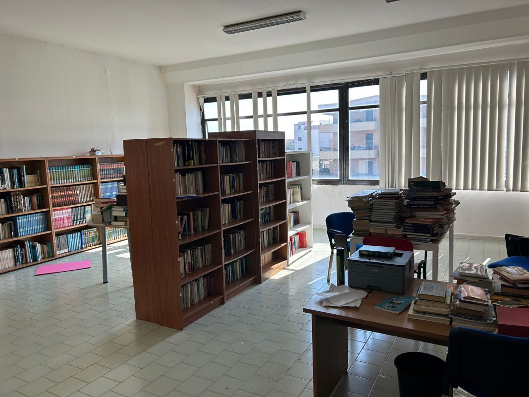 Cisterna, volontari sistemano la biblioteca danneggiata dai vandali