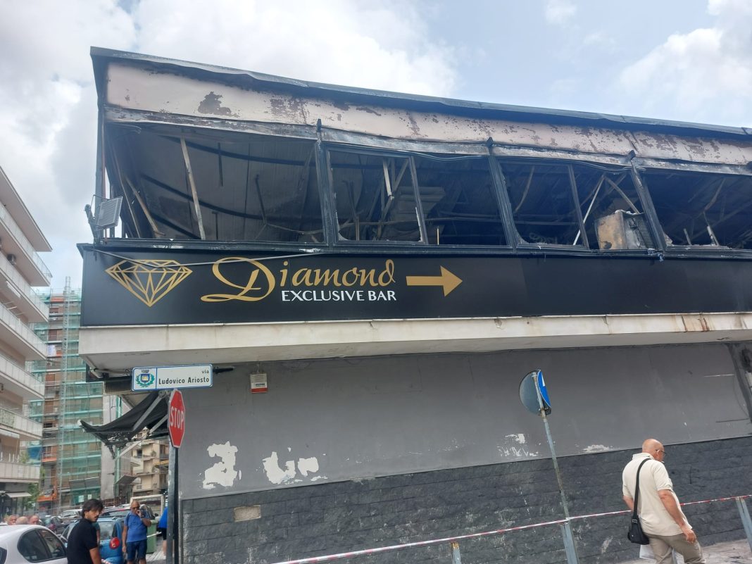 Bomba distrugge sala ricevimenti. L’ombra del racket