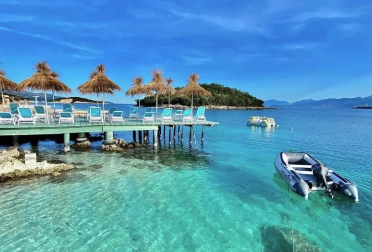 Perché vanno tutti in Albania, le nuove Maldive d’Europa: vacanzieri in fuga dai rincari italiani