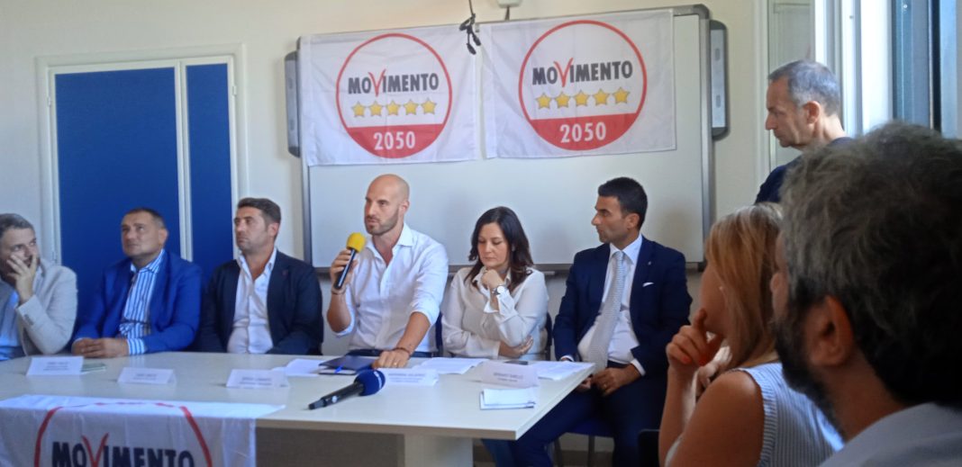 Reddito, scatta la mobilitazione. Fico: «Se fanno la guerra ai poveri sono loro che soffiano sul fuoco»