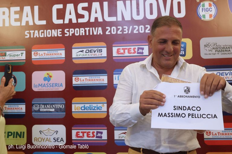 Casalnuovo comincia l’avventura in serie D, primo abbonamento al sindaco