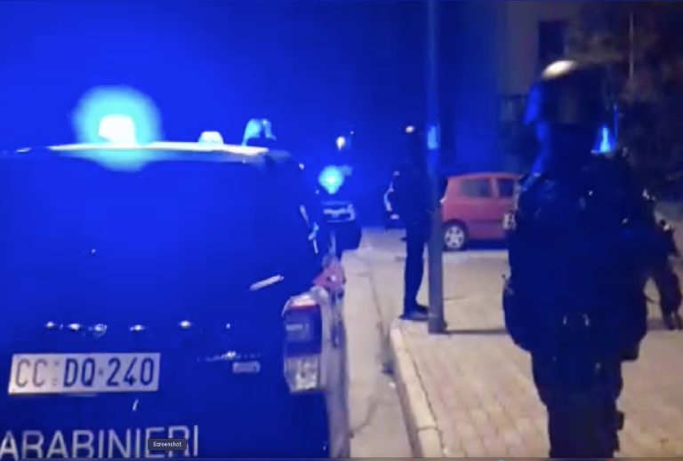 Sassate contro la caserma per farsi arrestare: “Devo fare un dispetto a mamma”