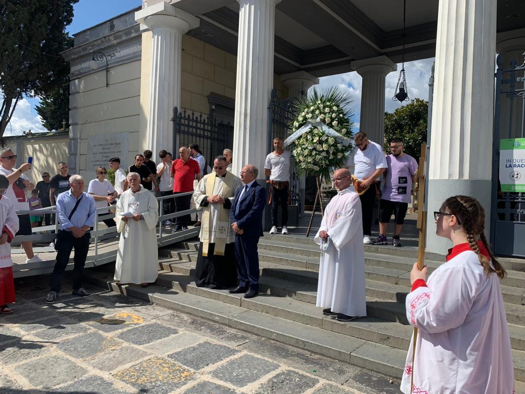 Troppi morti giovani, sindaco e consigliera regionale in corteo fino al cimitero