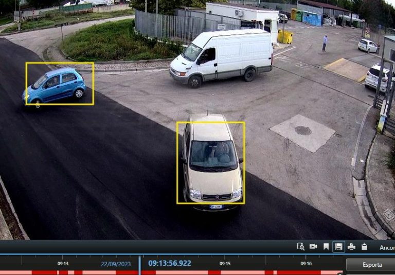 Arriva all’isola ecologica, ma poi scarica comunque in strada: beccato dal video