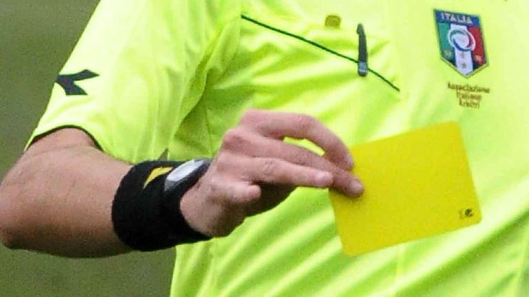 Arbitro 16enne picchiato da un genitore alla partita del figlio