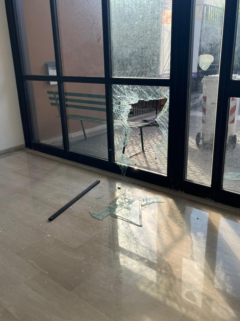 Raid al Centro Asterix: rubati computer, danni alla struttura