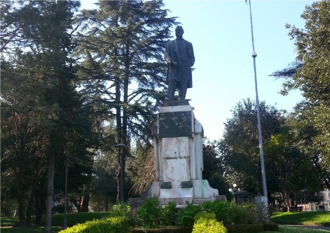 Prende a schiaffi l’ex nella villa comunale di Nola dopo averle tolto il cellulare