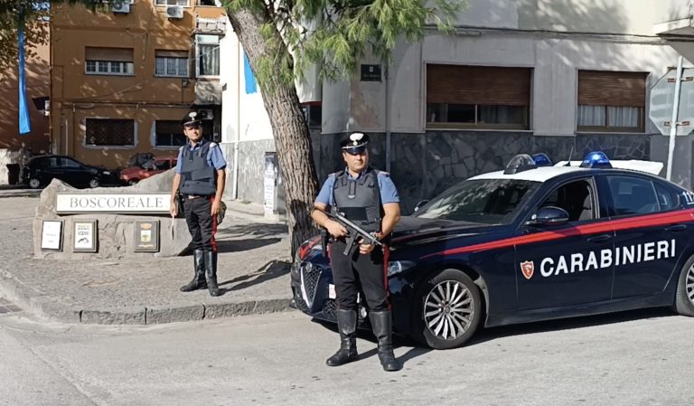 Tampona auto per scappare dai carabinieri con la droga a bordo: donna di Terzigno in ospedale, giovane in manette