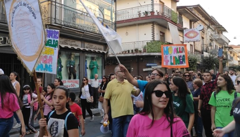 Acerra, migliaia in piazza contro la quarta linea dell’inceneritore