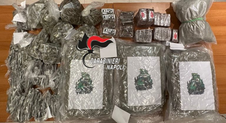 Brusciano, blitz nella 219: 11 chili di droga nel box auto. Tradito dai rifiuti