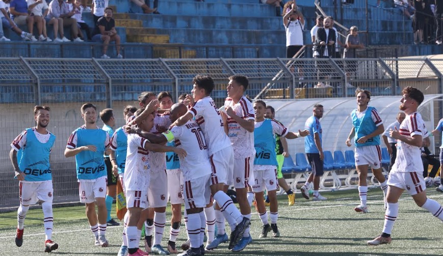 Casalnuovo corsaro in Calabria: due graffi in 5 minuti