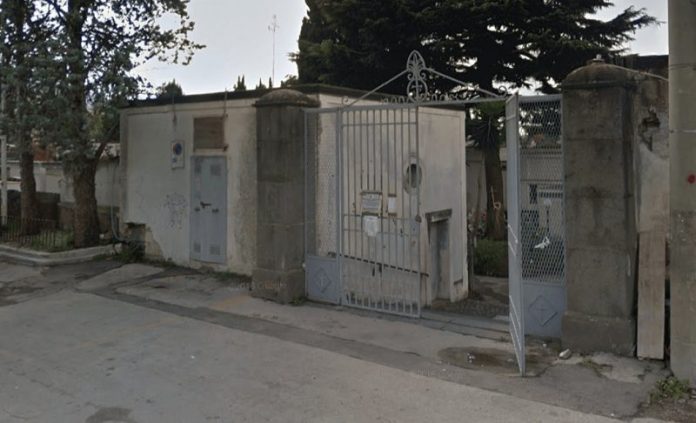 Somma Vesuviana, impiegata del cimitero aggredita da una famiglia dopo la richiesta di intervento nei pressi di una tomba