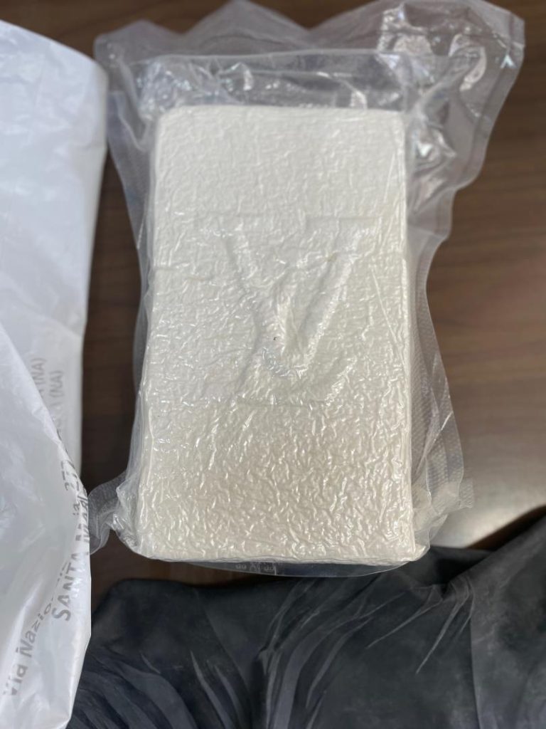 Panetto di coca griffato Louis Vuitton da 90mila euro sotto la sella del motorino