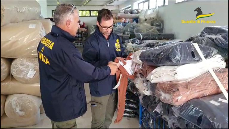 Regno del pezzotto nel Vesuviano, sequestrati 16mila capi contraffatti