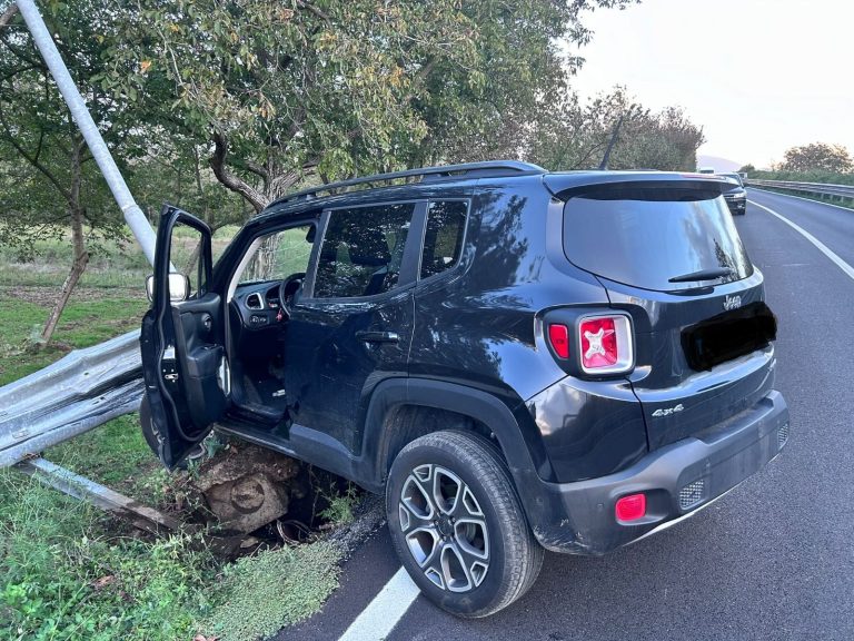 Marigliano, si schianta contro guardrail sulla Provinciale sotto effetto dell’alcol: vigili gli tolgono auto e patente