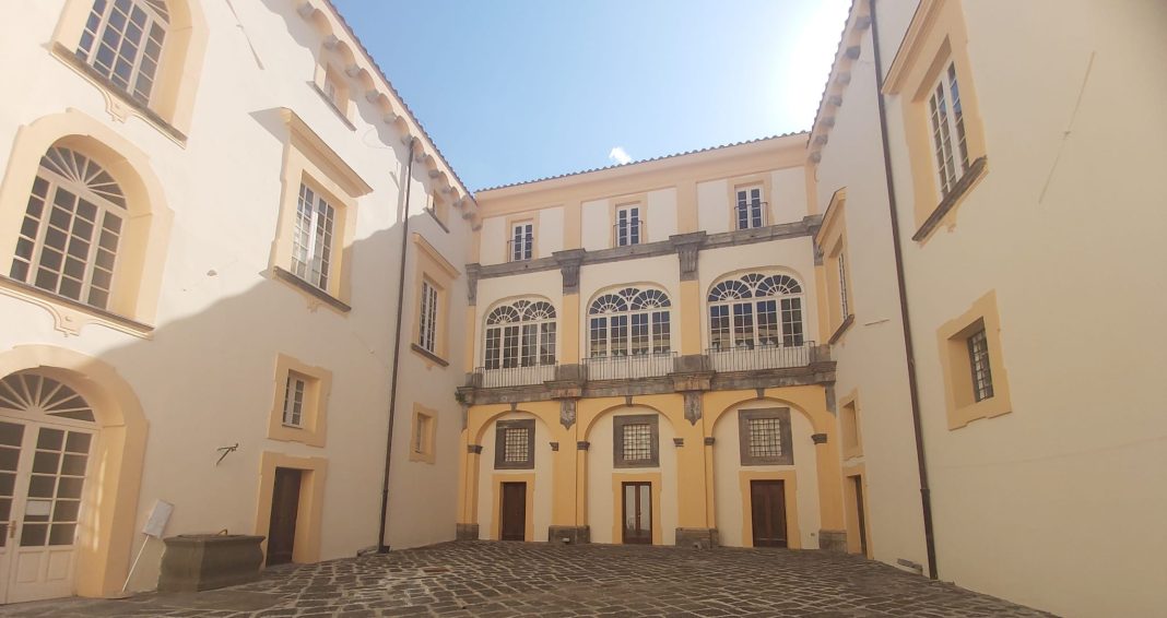 Mercatini a Palazzo Mediceo nel segno della legalità: esposti e venduti prodotti dei beni confiscati