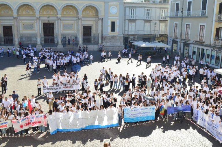 Nola, gli studenti dell'istituto scolastico Masullo Theti in piazza Duomo per ricordare il naufragio di Lampedusa