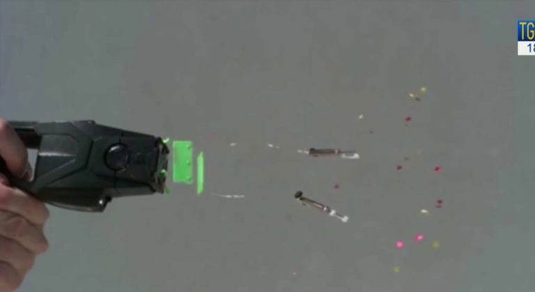 A 14 anni punta la pistola elettrica da 1800 volt contro i coetanei