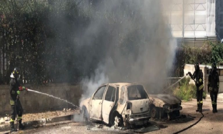 Dà fuoco alla vicina dopo lite, muore dopo agonia