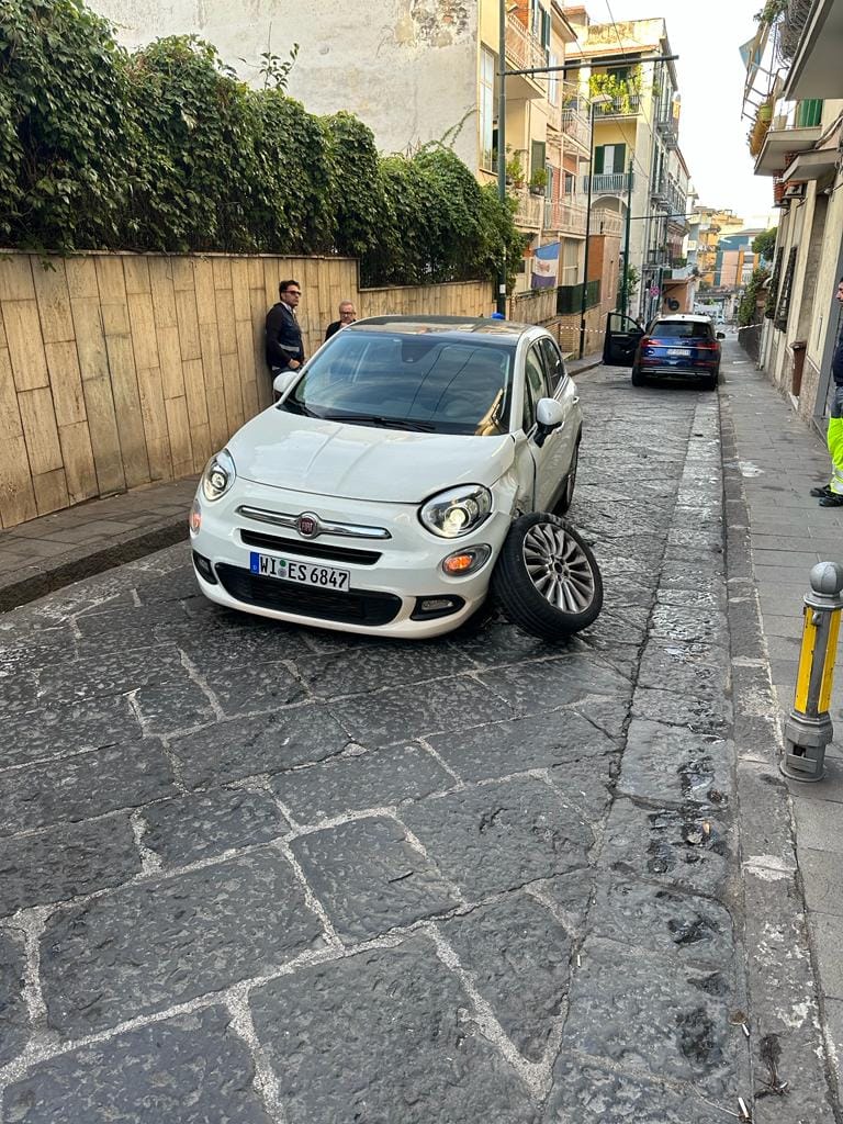 Rapinatori contromano travolgono auto dopo colpo da 65mila euro alle Poste