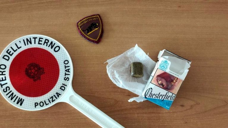 Gli cade pacchetto di sigarette, ma dentro c’è l’hashish: arrestato dalla polizia