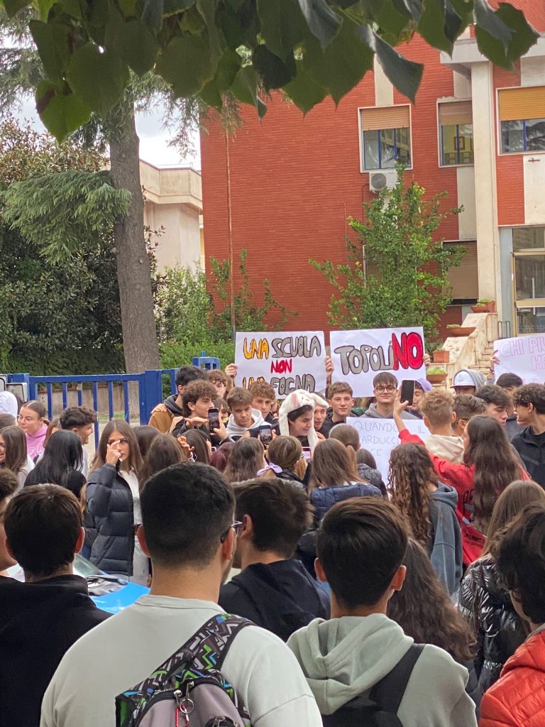 Nola, topi a scuola: in piazza gli studenti del liceo Carducci