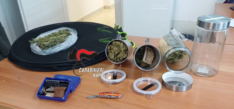 Prepara la marijuana in barattoli in cucina, carabinieri arrestano incensurato