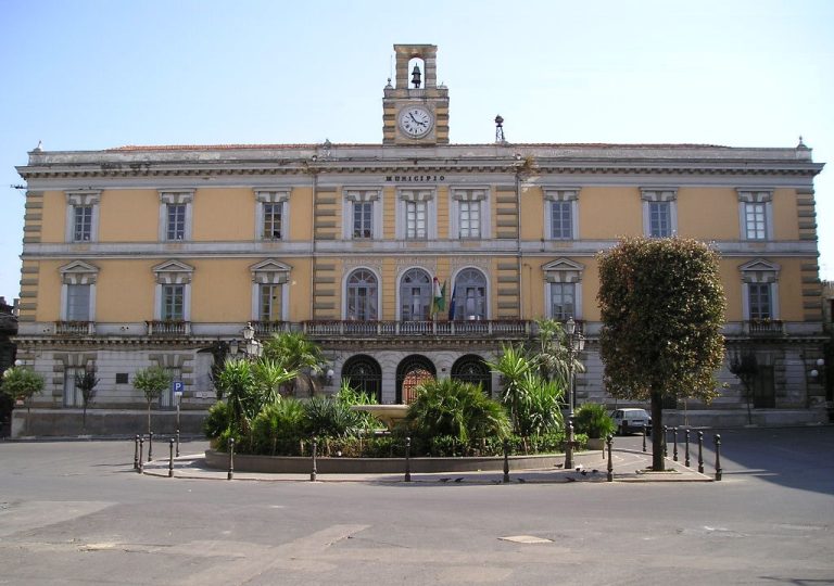 Esasperato dagli attentati vuole darsi fuoco davanti al Comune, salvato dai vigili